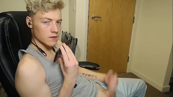 anh chàng bẩn thỉu nói chuyện với cô gái của mình trên điện thoại trong khi anh ta wanks