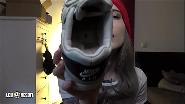 Nike Shoe Slave Training, Fetisch Lou Nesbit, Lia Louise