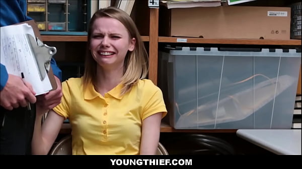 Winzige blonde Teenie-Diebin beim Ladendiebstahl erwischt und fickt sich in die Freiheit – Catarina Petrov, Wrex Oliver