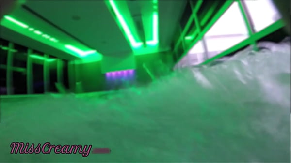 Montrer ma bite devant une jeune fille dans une piscine publique SPA et m'aide à me masturber - c'est très risqué avec des gens à proximité - MissCreamy