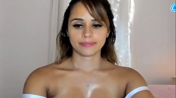 Alice Gomez, célèbre #WebCamModel, exhibe un corps sexy et bronzé en lingerie avec ses bretelles baissées.