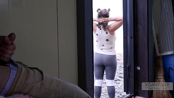 我监视一个性感的陌生人，但后来她看到了我，让我大吃一惊！ - x三一Any