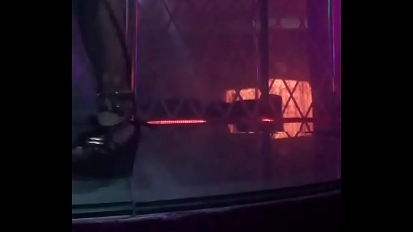 Sexy puttana colombiana muove il culo