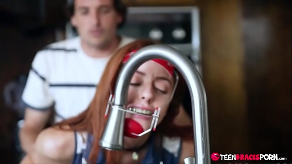 La giovane Brace Cleo Bardot preme il culo contro di lui, il suo cazzo diventa duro come la roccia -