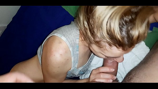 A meia-irmã ansiosa chupa o pau grande do seu irmão.