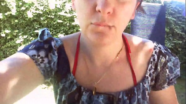 Deine schöne Frau zeigt ihre Windel in einem öffentlichen Garten voller Pisse