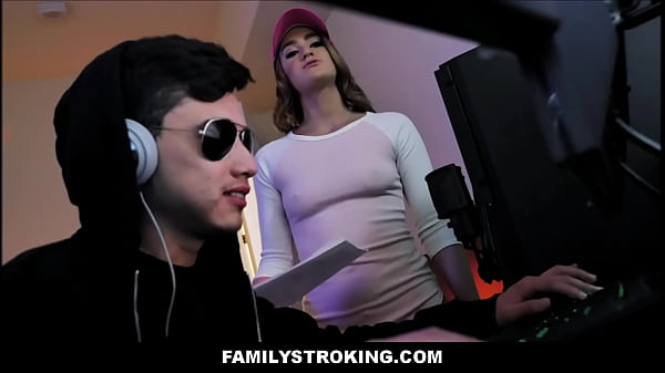 Chica adolescente sensual se divierte en la adolescencia