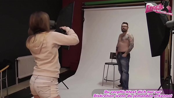 Un photographe séduit un mannequin pendant le tournage