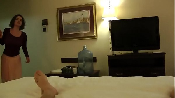 Ma belle-mère n'a pas pu résister à me sucer la bite pendant que mon beau-père était un.