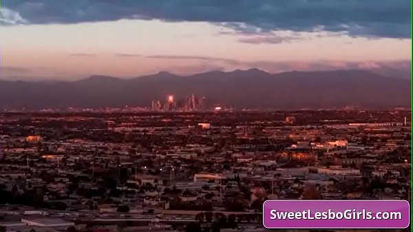 性感火辣青少年女同性恋宝贝 Cadence Lux、Kenna James 吃着她们多汁的粉红色阴户，深沉而温柔