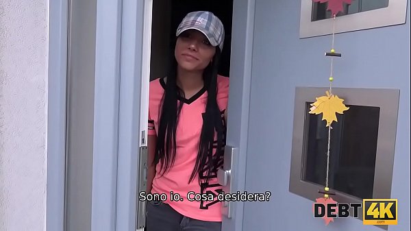 DEBITO4k. Un uomo muscoloso scopa un giovane debitore adorabile che non ha lavoro