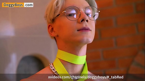 Teenager Karol Gajda mit einer kleinen vibrierenden Spielzeugkugel