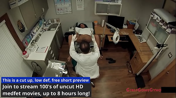 LA MIGNONNE TIMIDE BELLA OBTIENT LE PREMIER EXAMEN GYNO DU DOCTEUR TAMPA À L'UNIVERSITÉ DE TAMPA ! FILLES GONEGYNO Reup