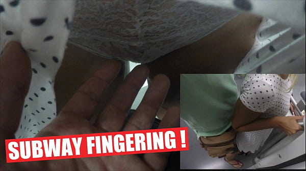 Chàng trai không xác định Nâng bước váy của mẹ Kẹp cô ấy trong toa tàu &amp_ Chạm vào Ngón tay vào âm hộ của cô ấy trên quần lót của cô ấy!