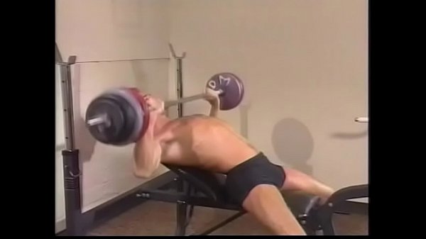 Il fanatico dell'allenamento dai capelli scuri Karl Thomas spiega il codice di comportamento del nuovo membro David Griffin nel club