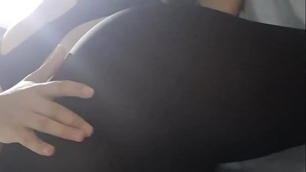ARSCH IN LEGGINS VERSTECKTE KAMERA