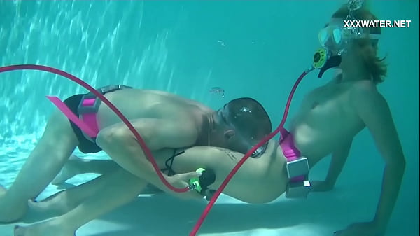 Samantha Cruz wird im Pool in den Mund gefickt