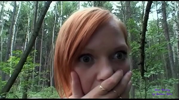 La ragazza in cerca di funghi vede una signora anziana con le tette grosse che scopa con il suo vecchio marito e si eccita moltissimo