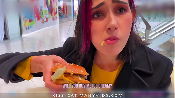 Riskanter Blowjob in der Umkleidekabine für Big Mac – Public Agent PickUp &amp_ Fuck Student in Mall / Kiss Cat
