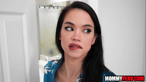 Mẹ kế châu Á của tôi đã theo dõi tôi khi đang tắm! | mẹ ơi