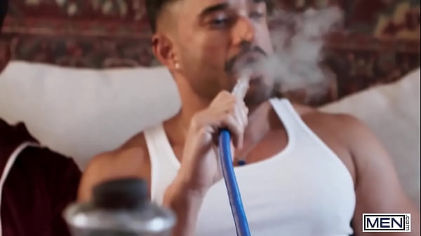 UOMINI - Ram Sivan scopa il Raj inferiore nel cucchiaio, poi tira fuori per sparargli una sborrata in faccia