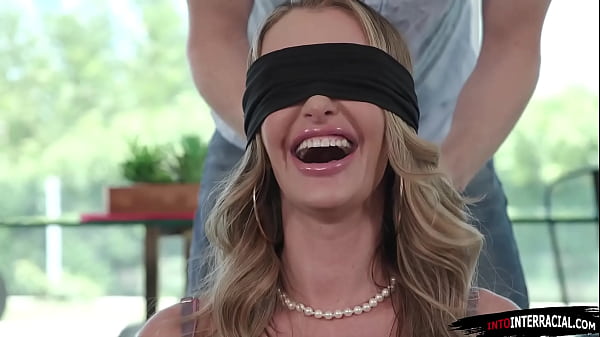 Vợ Milf nhận được một sự ngạc nhiên đó chắc chắn là một ngụm