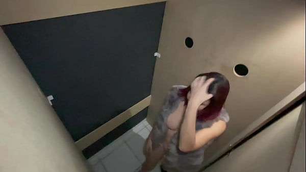 Tôi quá hứng tình đến mức làm tình tại GloryHole với một người lạ và cuối cùng tôi nhận được đầy tinh dịch trong âm hộ của mình.