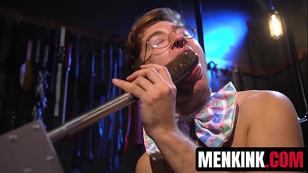 Ari es un mal conejito de Pascua. Decide satisfacer su hambre de ser follado. Se pone pinzas de trébol en los pezones y posiciona la máquina de follar.