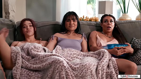 Zierliche Latina wichst den Shemale-Freundinnen Eva Maxim und Emma Rose einen runter