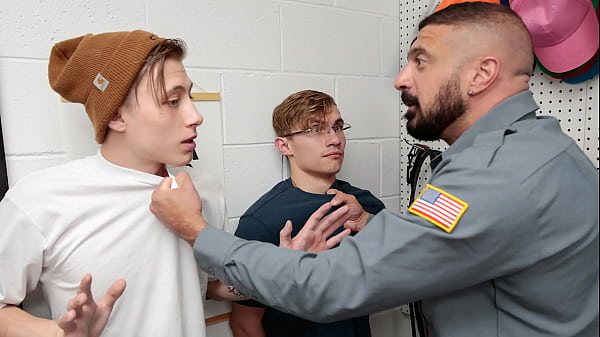 Sĩ quan Napoli ra lệnh cho những kẻ trộm đồ trong cửa hàng cởi quần áo để họ có thể giải quyết tận gốc vấn đề - Perps4k