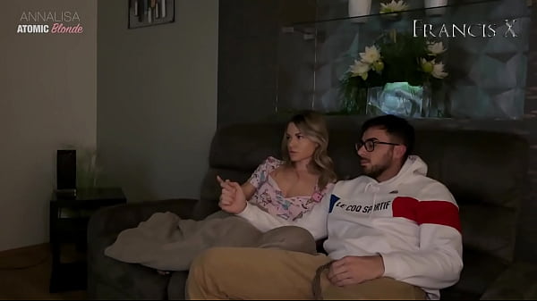 Serata cinema? Va bene, ma prima leccami il culo e scolami le palle in bocca