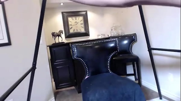 La sexy Maxine X in una gonna da college allarga le gambe e si masturba!