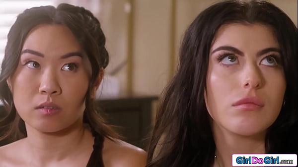 Êtes-vous des baby-sitters adolescentes prêtes à subir votre punition avec un strapon ?