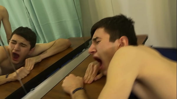 Đô vật đồng tính dễ thương bị hứng tình trong quá trình tập luyện và đụ ngay trên sàn - kết thúc trong miệng anh chàng