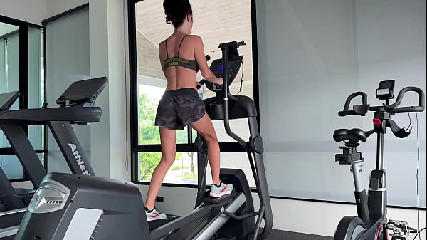 séance d'entraînement en salle de sport. le prochain entraînement sera nu !