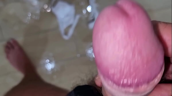 TE LO METTO IN BOCCA | SEGA E SBORRATA - SI STRAPPA I PANTALONI E SPUTA SUL CAZZO