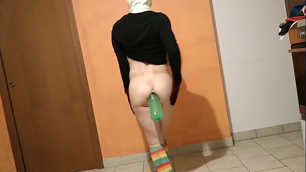 Bài tập mới, tập đi như một gã siêu phàm với một cái chai được nhét vào và thậm chí còn khó hơn