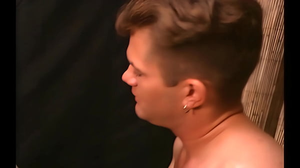 你还会看到她弯下腰，让她的奶壶摆动，而他则完全用手指抚弄她……