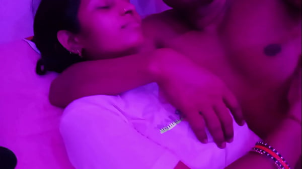 Calda sorellastra indiana desi taglia in camera da letto