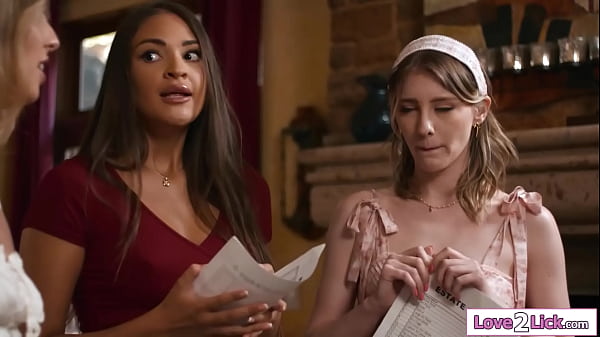 Ba đồng tính nữ ăn mừng tình bạn của họ với âm hộ liếm