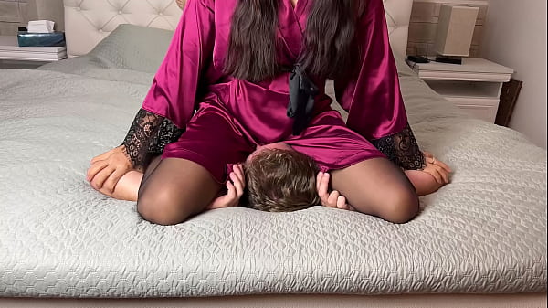 穿着夜袍、嘴内裤被堵住的亚洲人粗暴地坐在脸上打脸