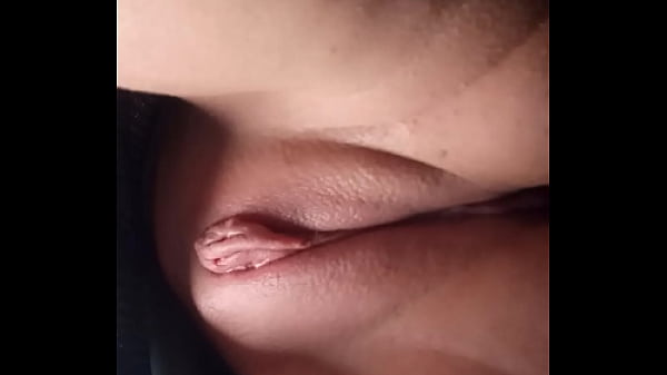 In einem Kleid ohne Höschen, Ansicht von unten, ich möchte unbedingt ficken, aber ich muss aufs College