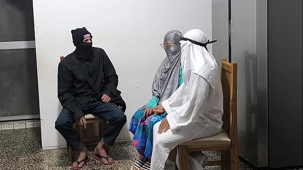 Nghi thức tán tỉnh của người Ả Rập! Một cặp vợ chồng không chung thủy xin lời khuyên trước mặt một mục sư Ả Rập và cuối cùng mối quan hệ của họ trở nên viên mãn. Phim khiêu dâm Ả Rập Latinh.