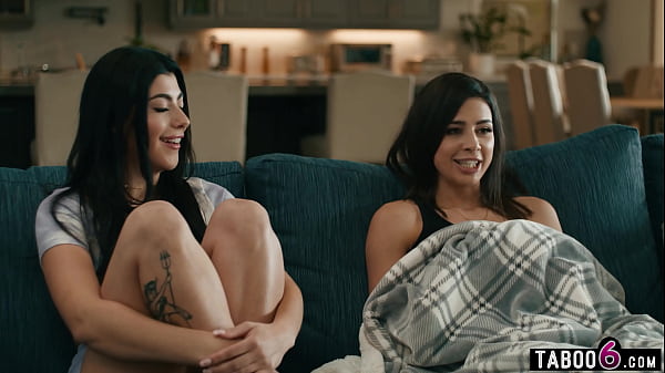 Lesbischer Teenie zieht sich aus – sexy