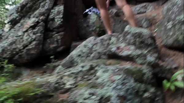 Người phụ nữ nóng bỏng khỏa thân ngoài trời. Tôn sùng nhìn trộm. Đi bộ khỏa thân