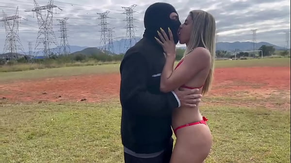 CASADA GOLPEANDO UNA PELOTA EN EL CAMPO DESNUDA DANDO LA COCINA Y DESNUDA EN EL CAMPO DE FUTBOL