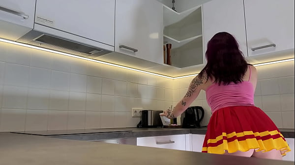 Una teenager sexy si esibisce