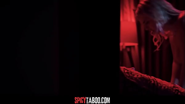 令人惊叹的性感青少年模特