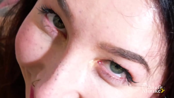 GRÜNE AUGEN UND HAARIGE PUSSY! Sie lutscht mir und ich masturbiere sie in einem schmutzigen, selbstgemachten Video! | Benefit Monkey