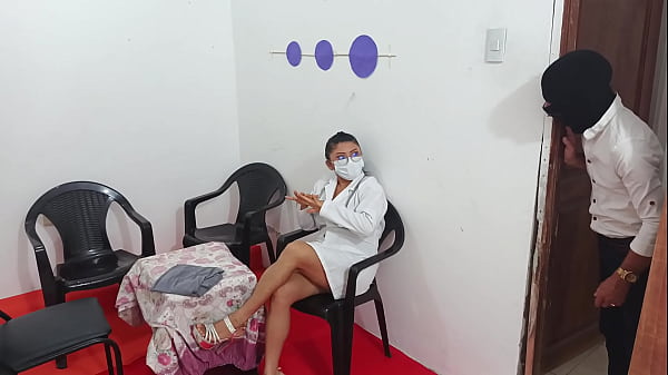 Geile Ärztin fickt ihre Patientin im Krankenhaus. Ihre Titten hüpfen beim Ficken. DAS VOLLSTÄNDIGE VIDEO IST PREMIUM.